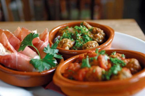 Tapas: jamón, pollo, albóndigas